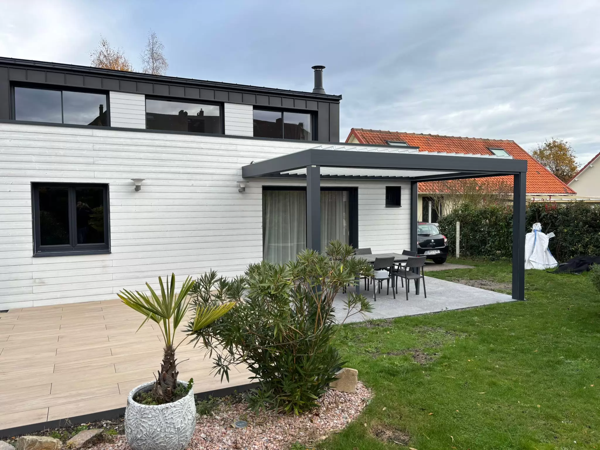 Une pergola bioclimatique pour prolonger la maison côté jardin