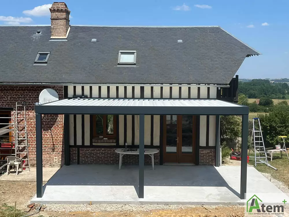 Une pergola bioclimatique moderne sur une maison ancienne à Clères Une pergola bioclimatique moderne sur une maison ancienne à Clères