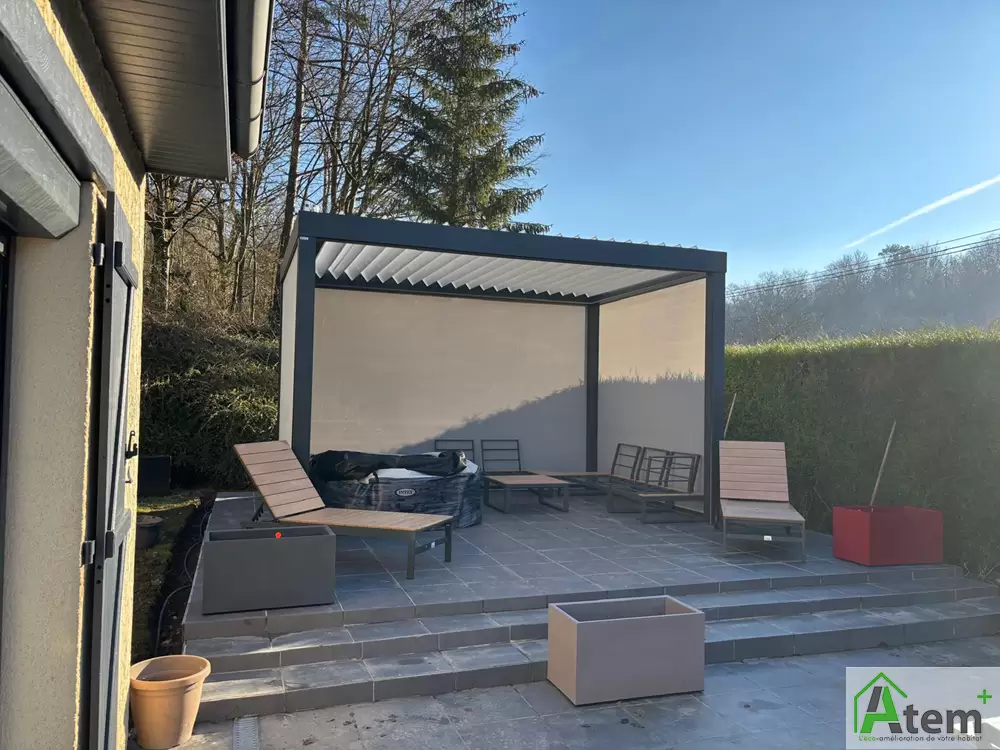 Pergola bioclimatique avec stores intégrés Pergola bioclimatique avec stores intégrés