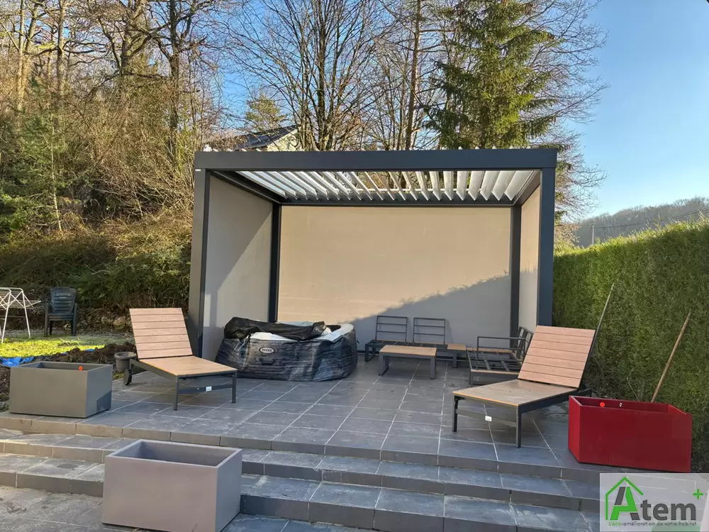 Pergola bioclimatique avec stores intégrés Pergola bioclimatique avec stores intégrés