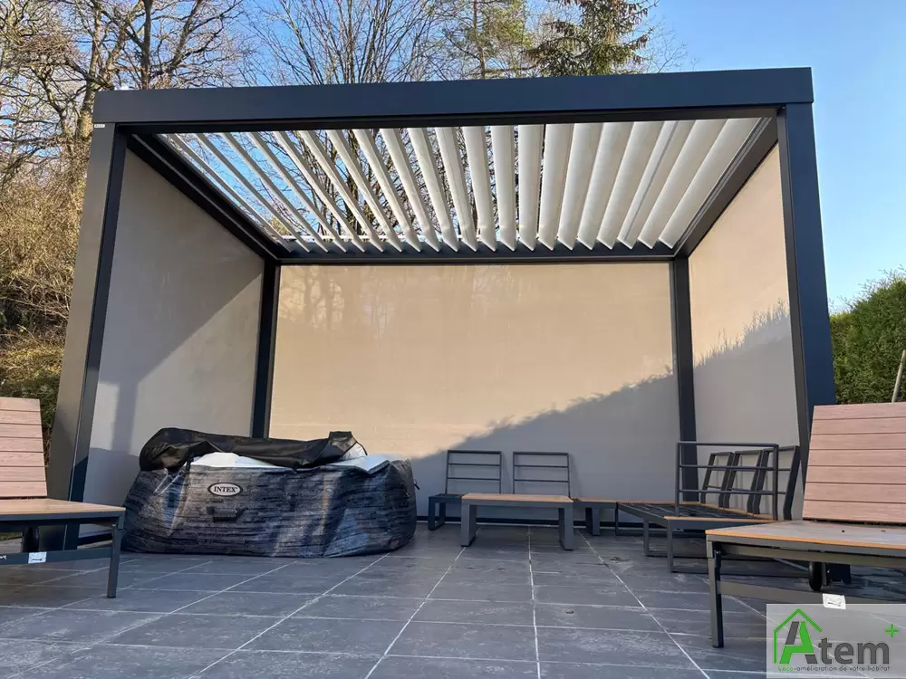 Pergola bioclimatique avec stores intégrés Pergola bioclimatique avec stores intégrés
