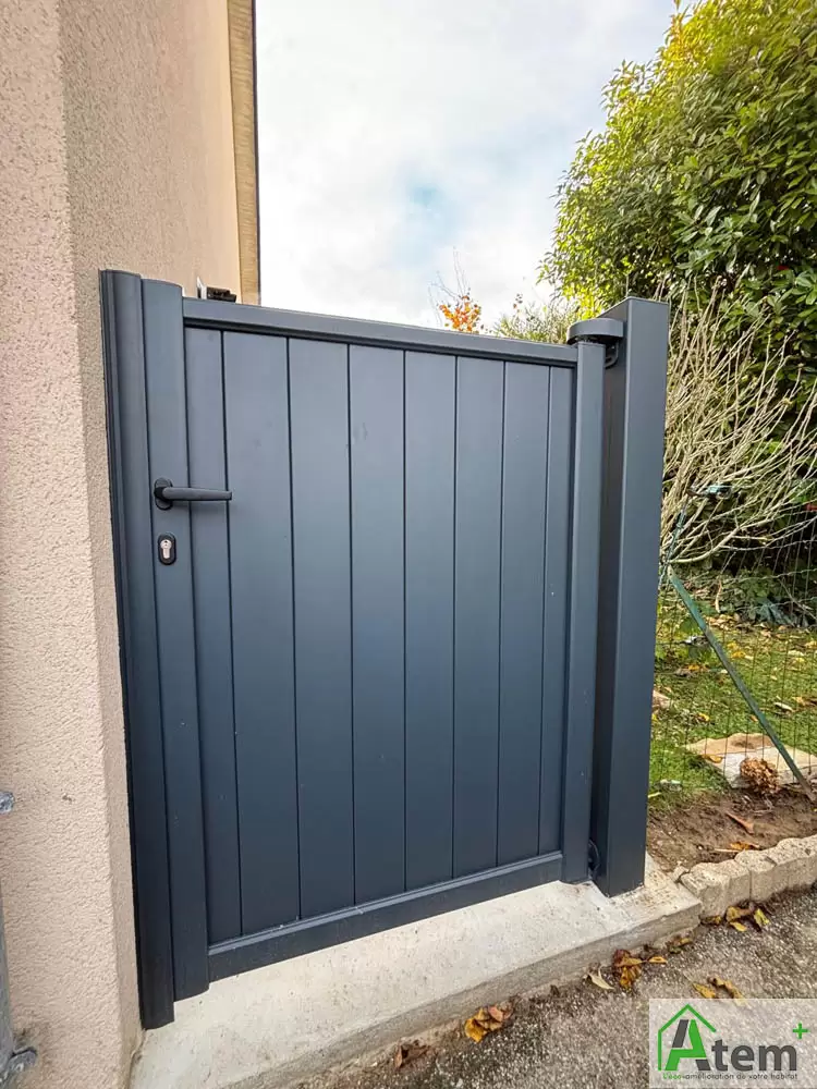 Accès piéton avec portillon et poteaux aluminium Accès piéton avec portillon et poteaux aluminium