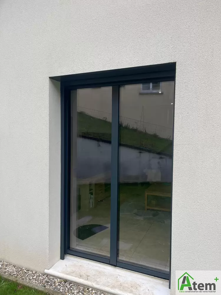 Dans cette maison des années 90, notre client nous a fait confiance une nouvelle fois, un an après l’installation d’une pergola bioclimatique accolée à sa véranda, pour un nouveau chantier d’envergure : le remplacement de toutes les fenêtres de la maison.