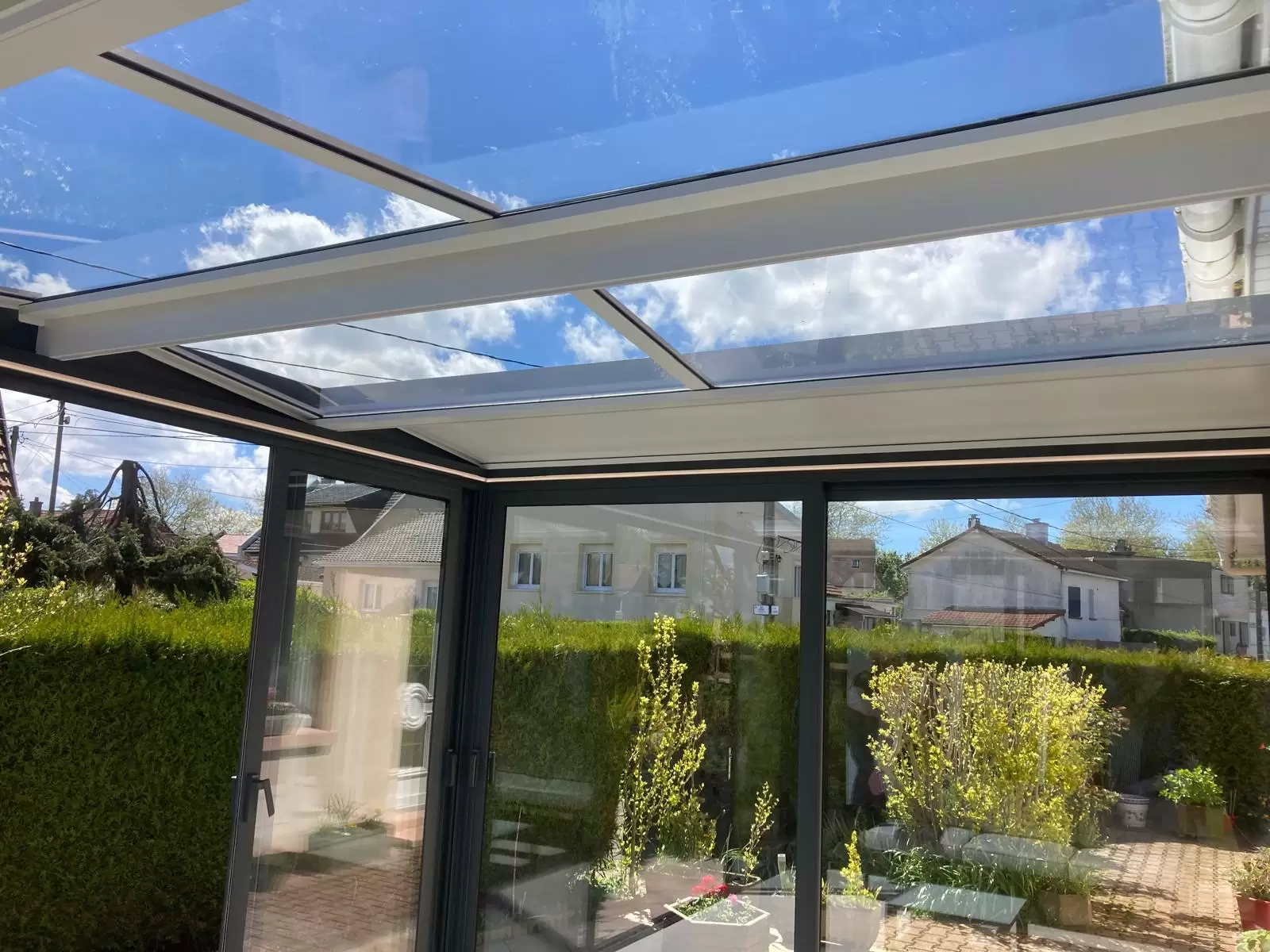 Véranda aluminium avec toiture vitrée et baie coulissante Véranda aluminium avec toiture vitrée et baie coulissante