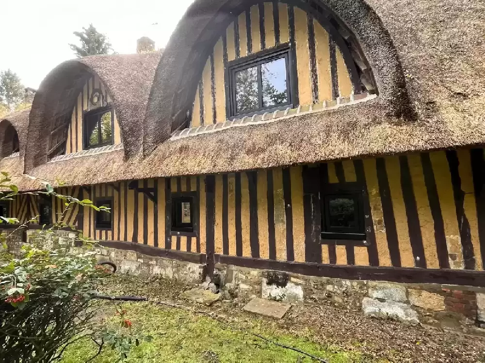 Projet de remplacement de fenêtres en alu sur une maison en chaume et colombage à Montig Projet de remplacement de fenêtres en alu sur une maison en chaume et colombage à Montig