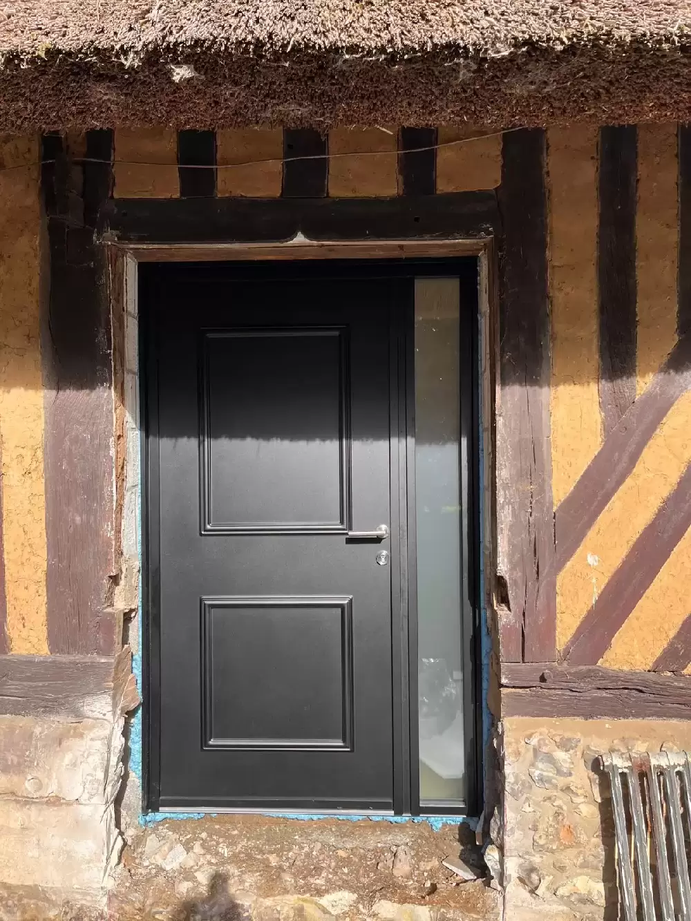Projet de remplacement de fenêtres en alu sur une maison en chaume et colombage à Montig Projet de remplacement de fenêtres en alu sur une maison en chaume et colombage à Montig